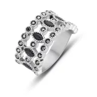 Victoria Silberfarbener Ring mit schwarzem Stein