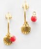 Victoria Goldfarbene Ohrringe mit Muschelmuster und roten Perlen
