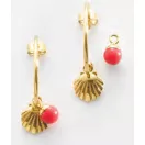 Victoria Goldfarbene Ohrringe mit Muschelmuster und roten Perlen